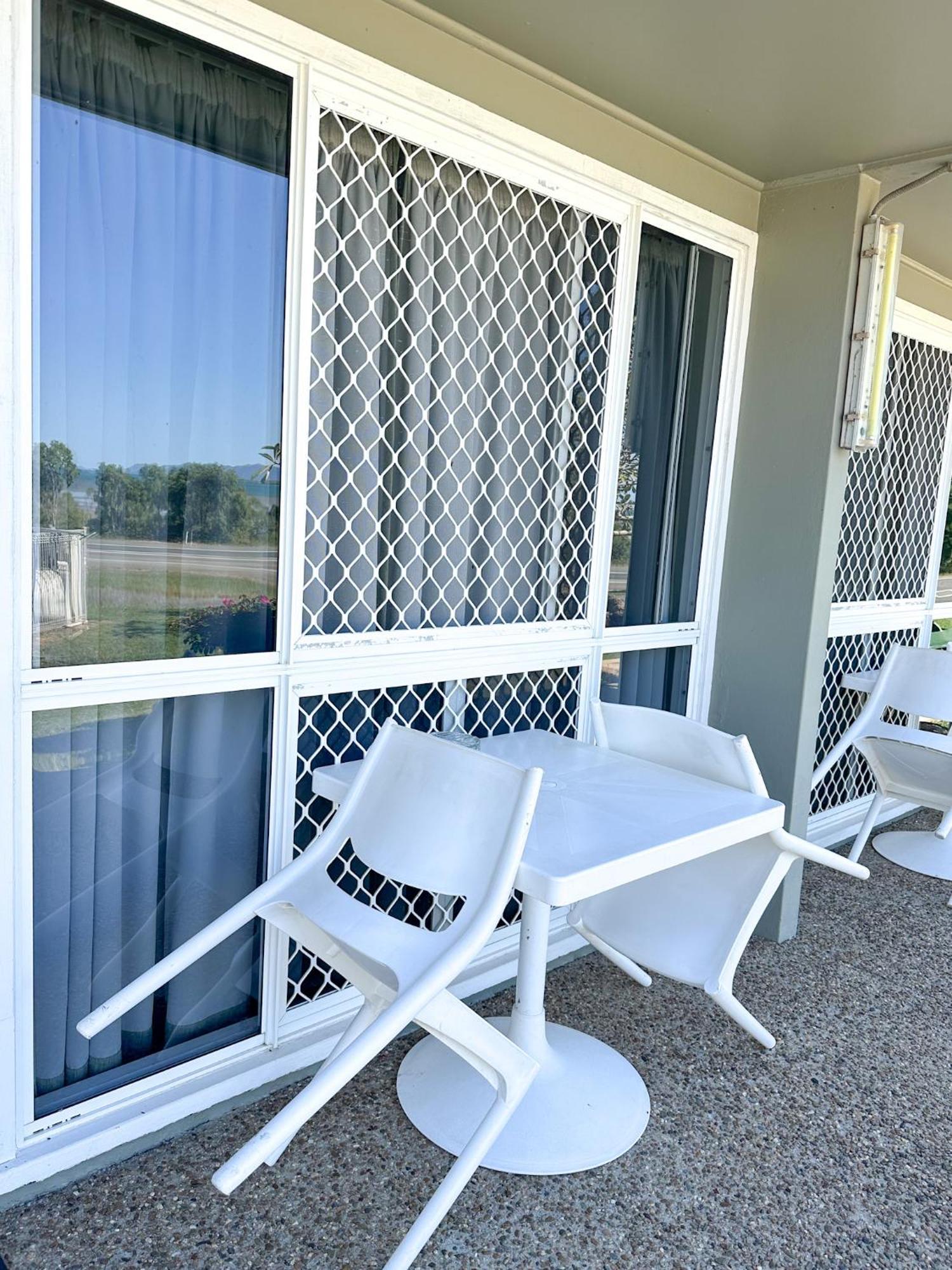 Ocean View Motel Боуен Екстериор снимка