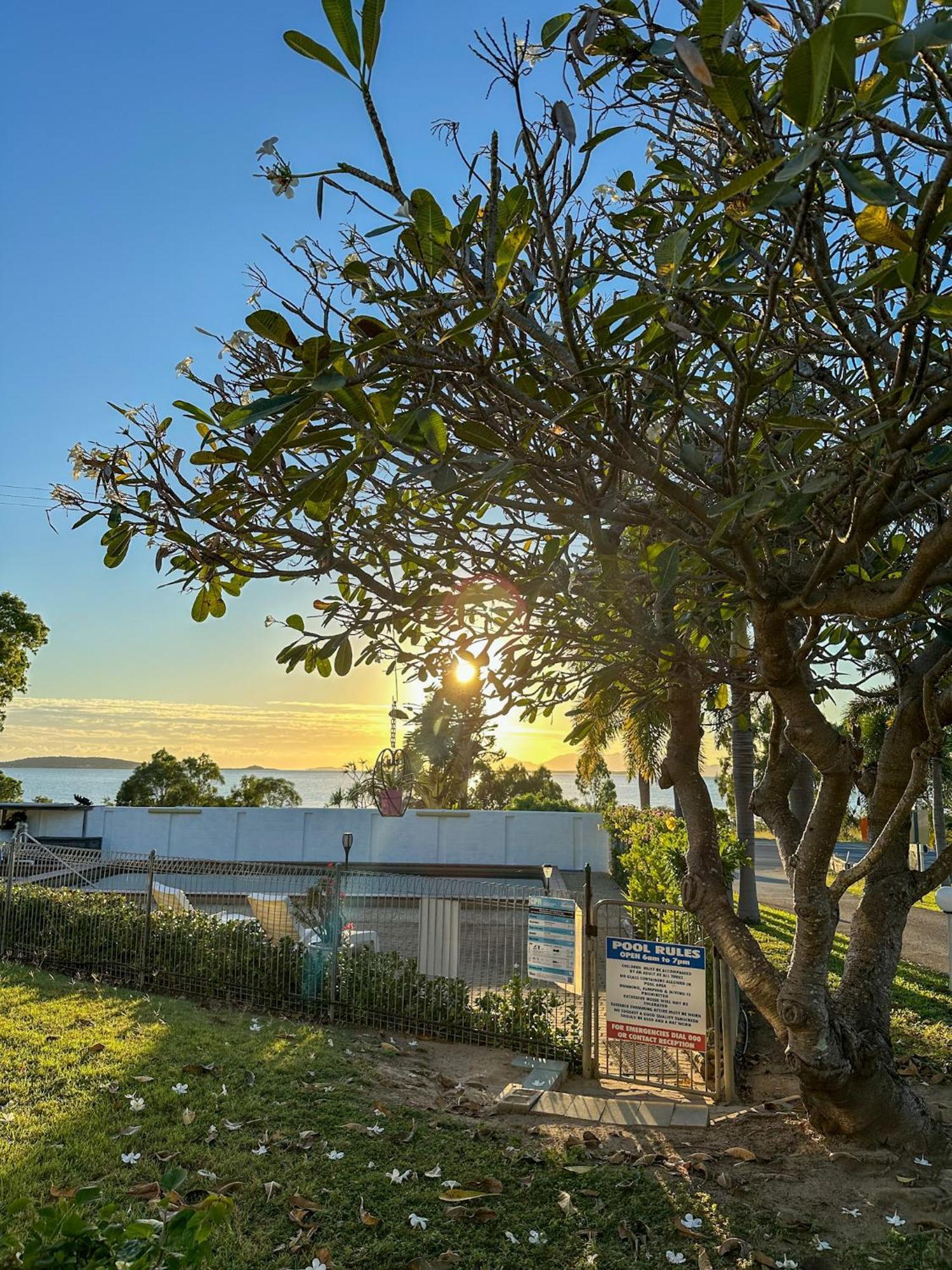Ocean View Motel Боуен Екстериор снимка