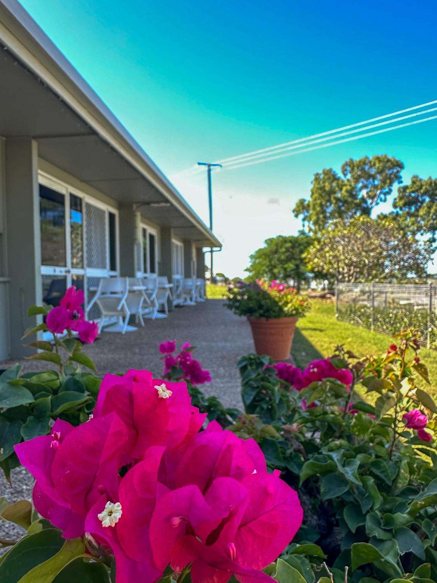 Ocean View Motel Боуен Екстериор снимка
